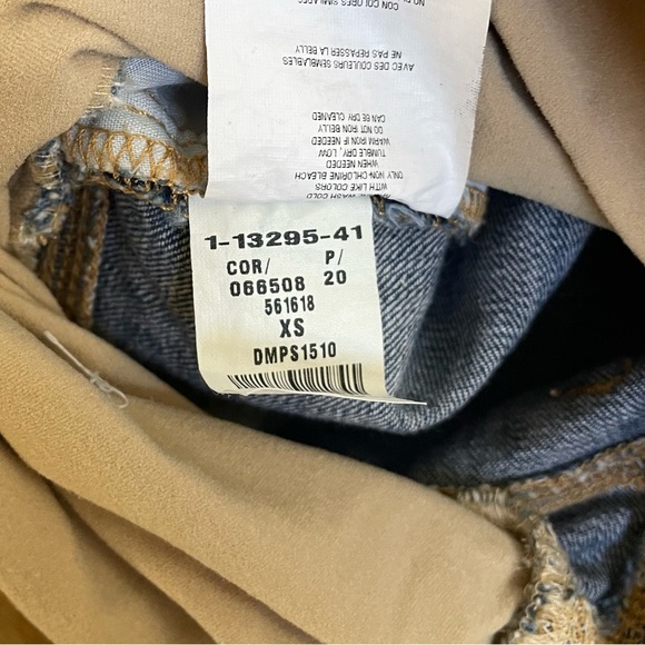 Medium Wash Cuffed Maternity Shorts - Picture 3 of 3